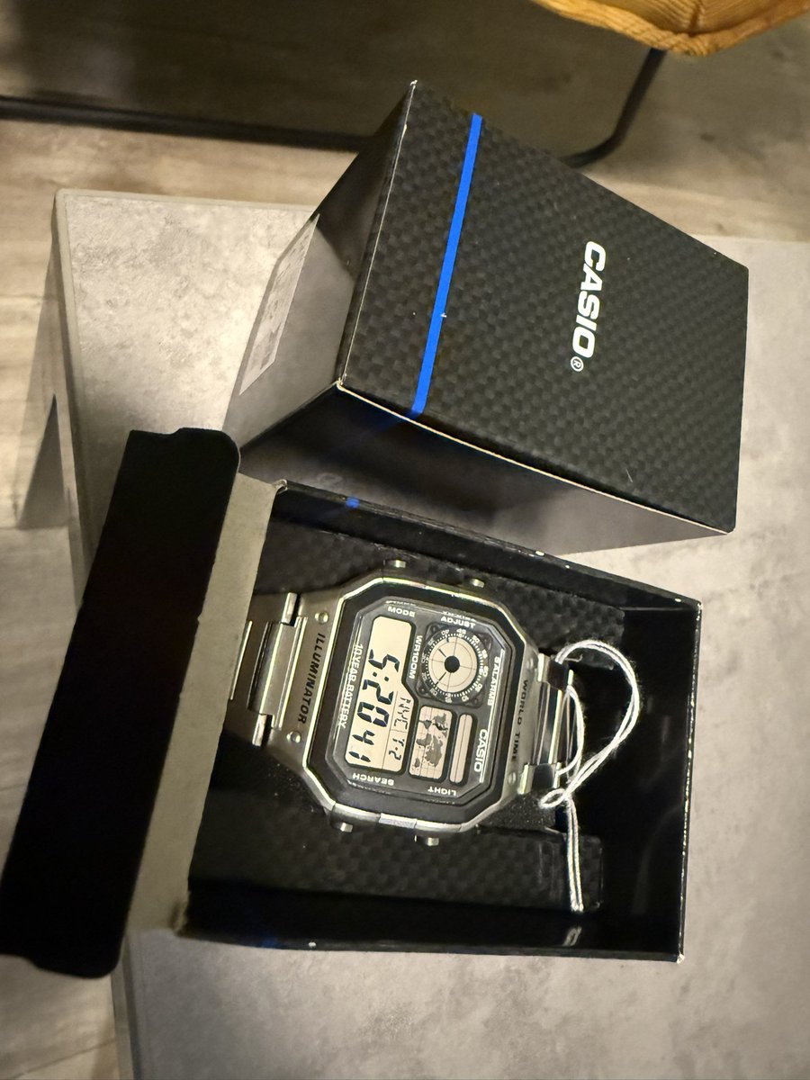 こっちきて初めて友人宅に招待してもらえますた♨️
イタリア人の作ったカルボナーラは凄かった...ミルク、クリームなしの卵と大量チーズのみのガチンコソース✨美味かったけど一撃でゲーリーにw

そしてなぜがチープカシオの時計をいただきましたwこれ、最近日本でまた流行ってるヤツでは...