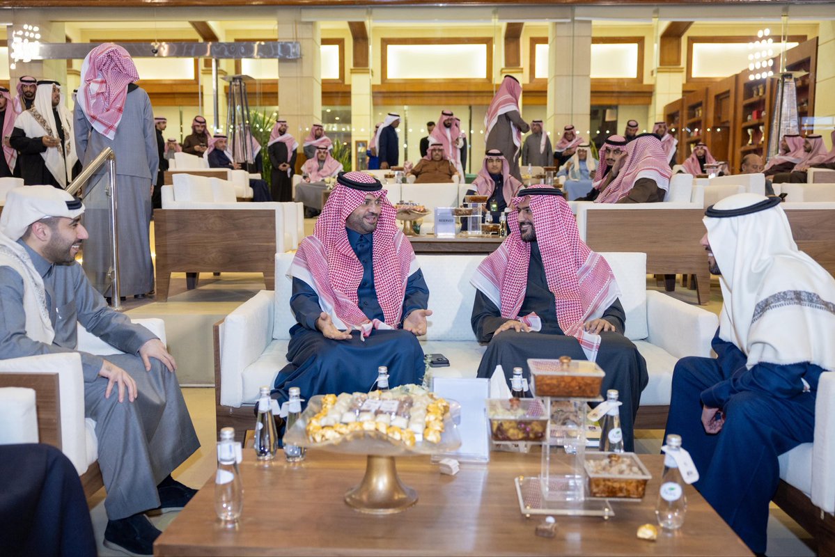 رئيس مجلس الإدارة الاستاذ عبدالعزيز المالك وأعضاء المجلس يلتقون رمز #الشباب صاحب السمو الملكي الأمير خالد بن سلطان بن عبدالعزيز 🤍🖤