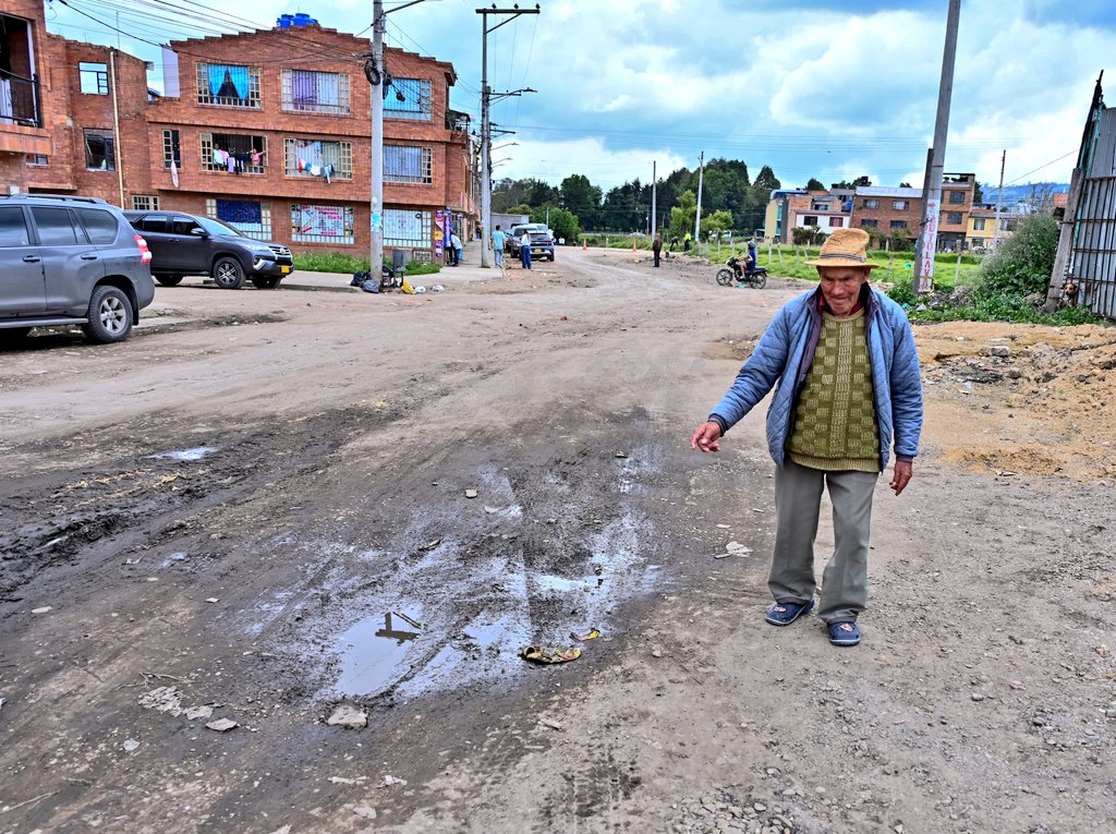 El casco urbano de #ElRosal necesita más vías pavimentadas. Una de las más amplias y con mayor número de hogares es la calle séptima, entre las carreras 12C y 17, un corredor que conecta el municipio y limita con Facatativá.

Durante el invierno, las familias de este sector
