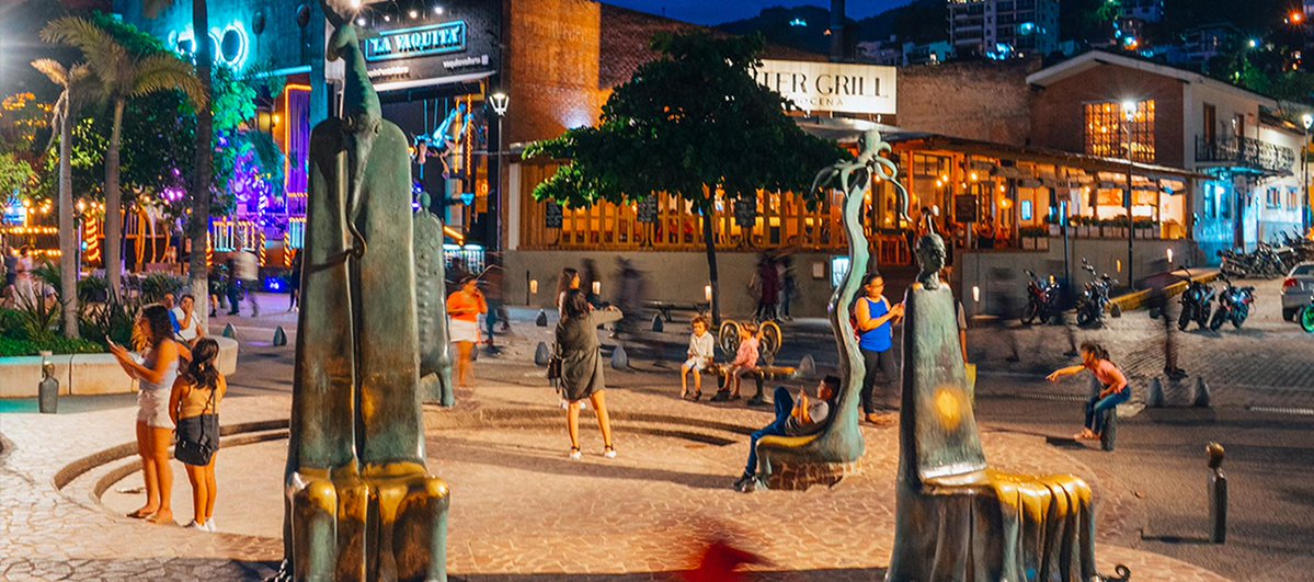 La noche en Puerto Vallarta se enciende con luces, música y momentos inolvidables. Vive la magia después del atardecer, donde cada rincón invita a la aventura y la diversión. 🌴🍹
.
.
🔗 pinnacleresortspv.com/es/blog/puerto…
.
#puertovallarta #luxuryresorts #pinnacleresorts