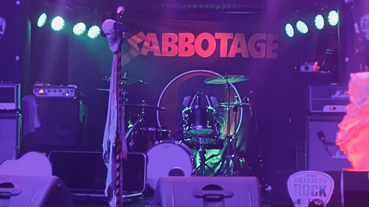 SiTHFuRioN's tweet photo. Ready for a night of live music, drink and maybe some peace from the thoughts in my head…  let’s get fucked up lmao https://t.co/VhCLljArk1
