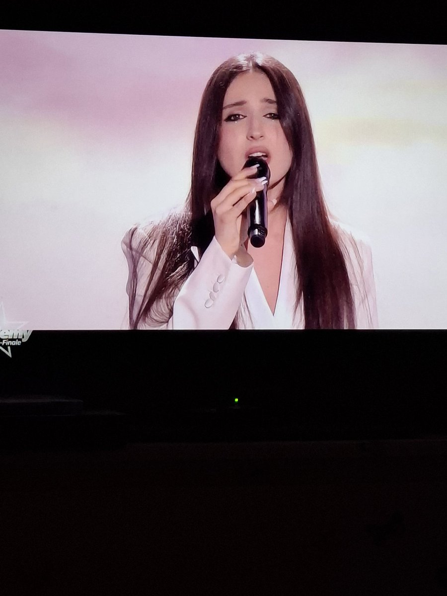 Incroyable, elle déchire tout ce soir.
#AmbreEnFinale #StarAcademyLeLive #StarAcademyLive
