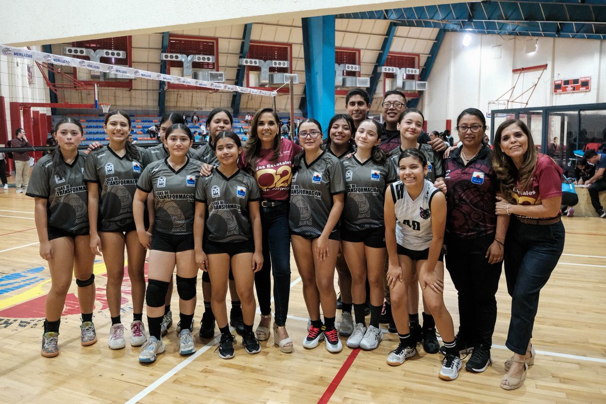 Visitamos a las y los atletas que participan en las Ligas de la Transformación 2026 en el Gimnasio Kuchil Baxal de #Cancún, para acompañarlos un momento, saludarlos y echarles porras. Me dio muchísimo saber que hay cerca de 1,800 chavas y chavos de los 11 municipios, demostrando