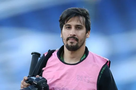 انتظاری نیست که امثال فردوسیپور بیان مستقیما چیزی علیه ولی‌نعمت هاشون که 20سال بهشون قدرت دادن بگن ولی با اینهمه ادعا حتی برای آزادی یه عکاس ورزشی هم چیزی نمیخوان بگن؟
#حامد_عراقی