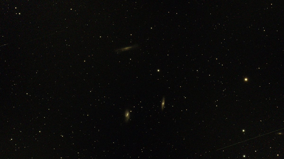 xipteras's tweet image. The Leo Triplet #galaxies 21 min. #Vespera2 🔭
Left: stacked, unprocessed.
Right: Processed #Astrophotography