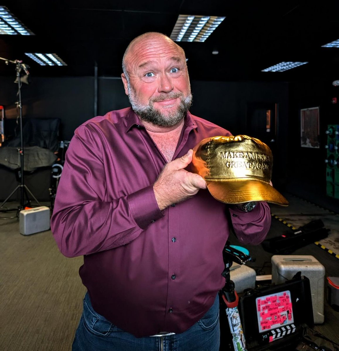 Dispropoganda's tweet image. - Spend decades screaming about globalist pedo rings  
- Get ridiculed and mocked by everyone  
- Get proven right  
- Say nothing because you now grift for them