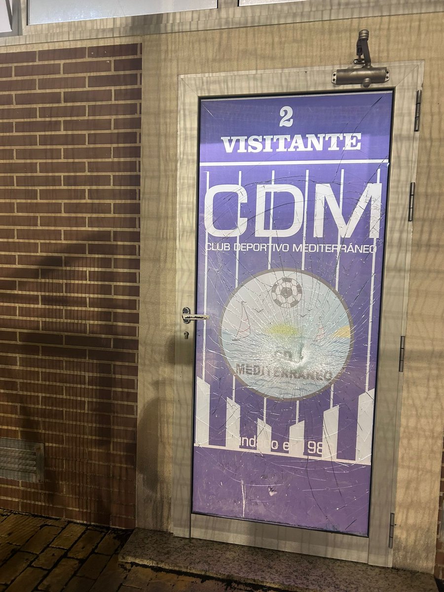 Asi ha dejado la puerta del vestuario visitante el numero 4 de Javali Viejo- La Ñora, Jaime Castro Gonzalez. Un partido en el que ha habido 0 incidentes y enfrentamientos ha salido del campo diciendo "Me vuelvo loco, saco el cuchillo y os rajo a todos".<a href="/Nacional10x/">PreferenteAUT</a> <a href="/Ctdeporte2018/">CartagenaDeporte</a>