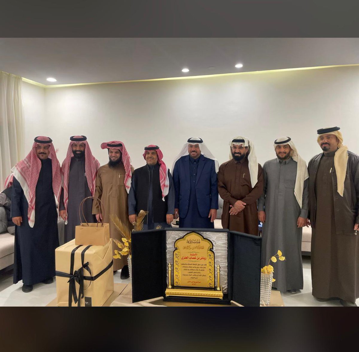 amer_gmgom's tweet photo. مبادرةً الزملاء الافاضل 
بمدرسة ابن الأثير
 بتوديع الاستاذ القدير
  رياض غصاب المضياني العنزي
معلم لغة عربية  
حيث ترك اثراً طيب وبصمة تذكر عند الجميع وهو  مثال للمعلم المخلص  والمتميز في عمله ومحبوبا عند طلابه وكذلك ا��لياء الأمور يستاهل هذا التكريم 
وفقك الله https://t.co/6giagHg136