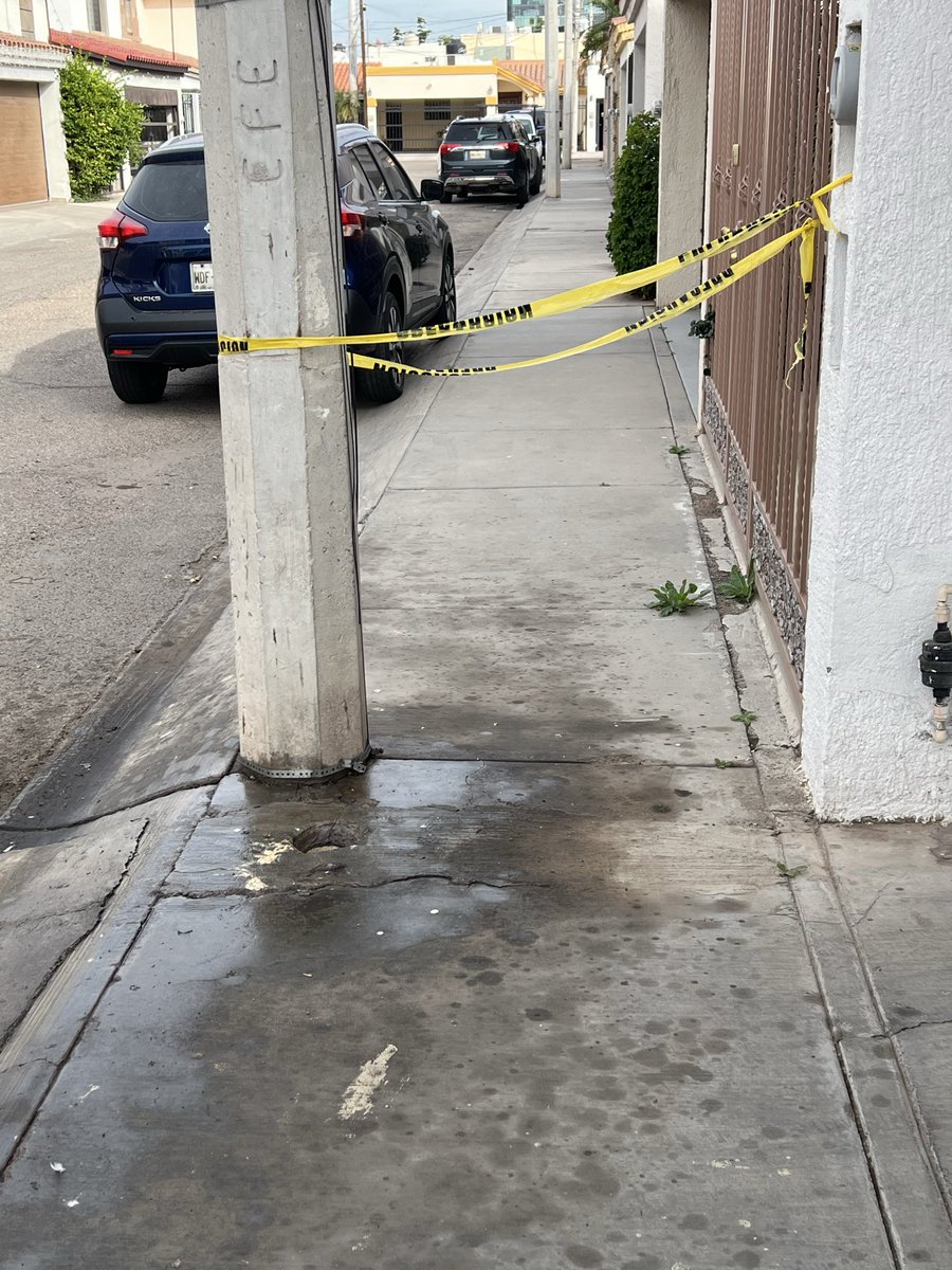 jorge_angulo's tweet photo. Peligro en calle Carmelitas entre Atonianos y Campanario, un transformador tiró aceite, vino personal @CFE_Contigo y dijeron que se tenía que descomponer para cambiarlo, el problema que hay niños que pasan por ahí y ahora está bloqueada la banqueta @cepcsonora @BomberosHermos1 https://t.co/oqnjHNJosg
