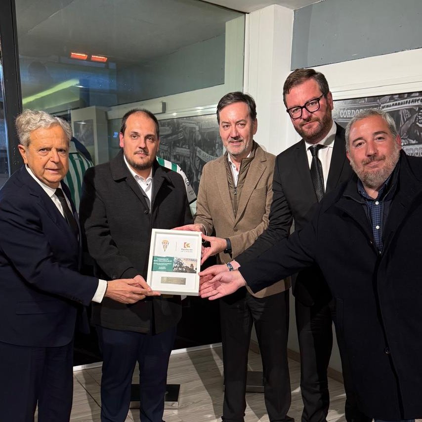 CordobaCF_ofi's tweet photo. 📸 Adamuz ha recibido el brazalete  ©️ conmemorativo de su municipio en el descanso del #CórdobaRealValladolid🤝 https://t.co/IpzYvzWPfk