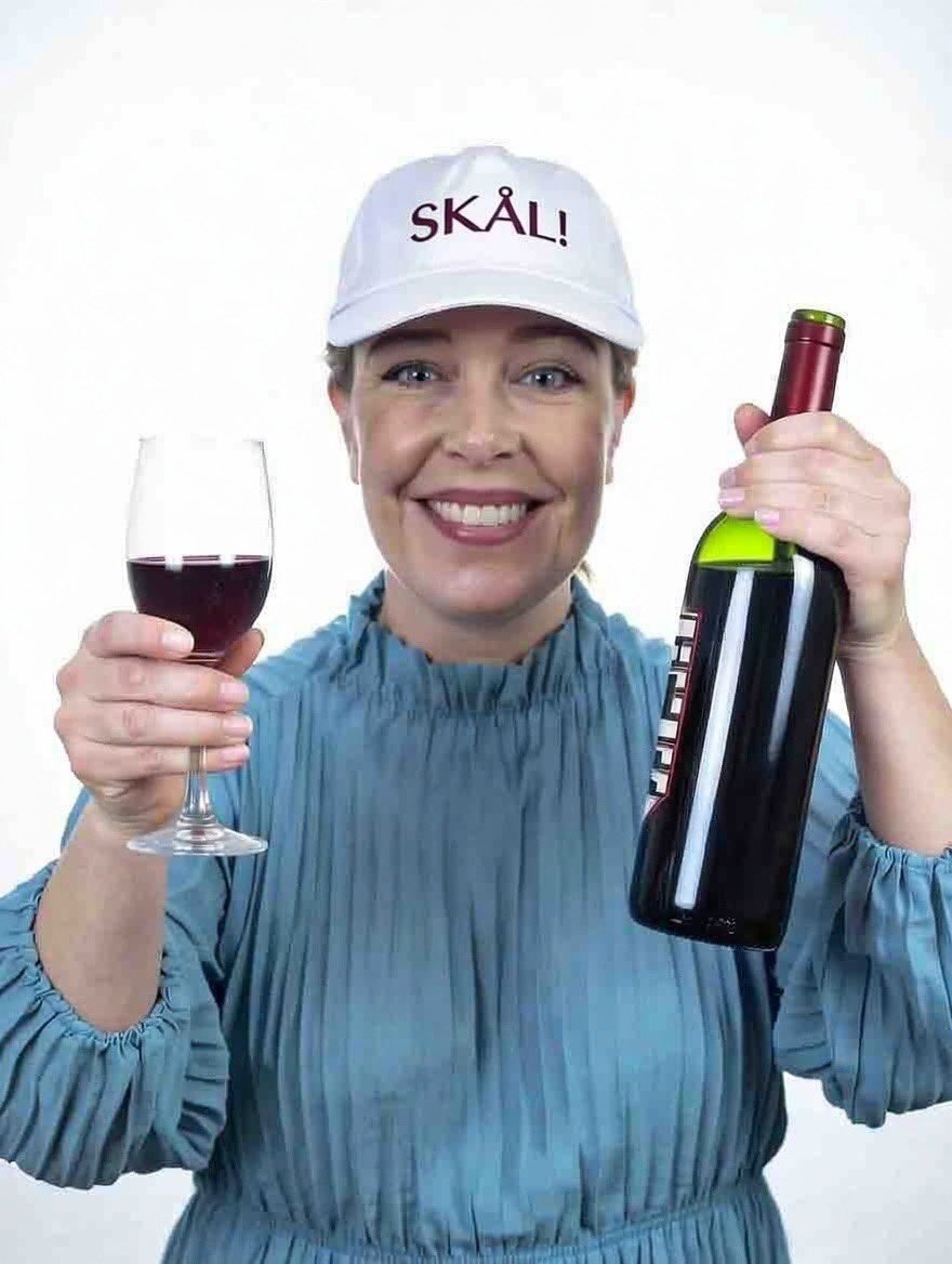 MCH_HALLE's tweet photo. @Nils_Littorin Nooshi var garanterat påtänd i höstas när hon la upp sitt tonårstrams på TikTok. Strandhäll är nog sällan påtänd, däremot är hon ofta jävligt packad. https://t.co/GFecn5ld8w