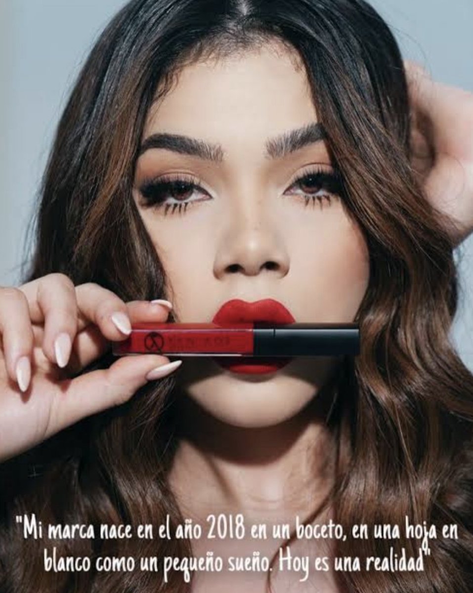 laverdadera1000's tweet photo. Kenia además de ser embajadora de varias marcas ella SI ES EMPRESARIA, no solo una simple modelo para alguien más, ella tiene su propia marca de maquillaje #KosBeauty y perfume 💅🏻
Siéntate, Kenia es dueña no solo modelo https://t.co/Gjy2KfBDej