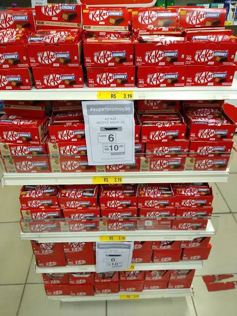 h4brev's tweet photo. Kit Kat com Bolsonaro: 6 por 10, fórmula original 

Kit kat com Lula: 6 reais cada, nova fórmula sem cacau, só gordura hidrogenada e açúcar 

esse governo tá sendo pior que uma pandemia

brutal https://t.co/edMZBEzrYX