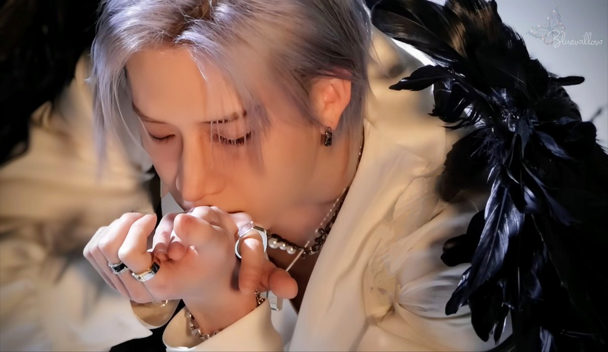 Bluewillow_0922's tweet photo. Christopher Chahn Bahng screenshots from the 6th Gen making of video #bangchan #christopherbahng #angels #skz #straykids https://t.co/dy1xDeWJnR