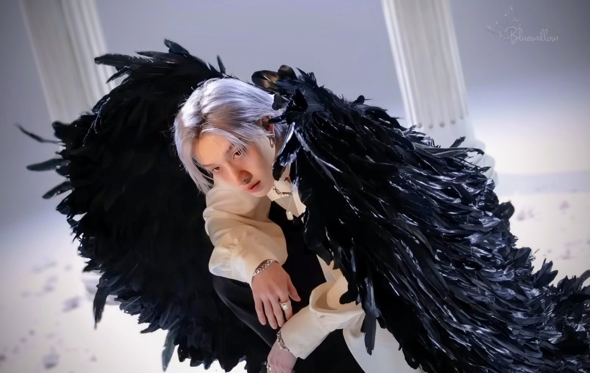 Bluewillow_0922's tweet photo. Christopher Chahn Bahng screenshots from the 6th Gen making of video #bangchan #christopherbahng #angels #skz #straykids https://t.co/dy1xDeWJnR