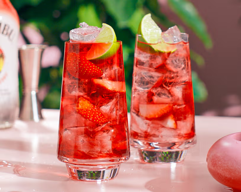 gagasourcelgs's tweet photo. 🍸 ELA! A equipe gastronômica do Grammy Awards 2026 criou um drink especial para a cerimônia deste ano chamada "Lady In Red". 

Inspirado em Lady Gaga, o drink leva Codigo Rosa, chá de morango com baunilha, xarope de morango, licor de laranja, suco de limão, Lillet Rouge e morango fresco.

"Sou fã da Lady Gaga e quis fazer uma homenagem a ela", explicou DeAnna Esparza, mixologista do evento.