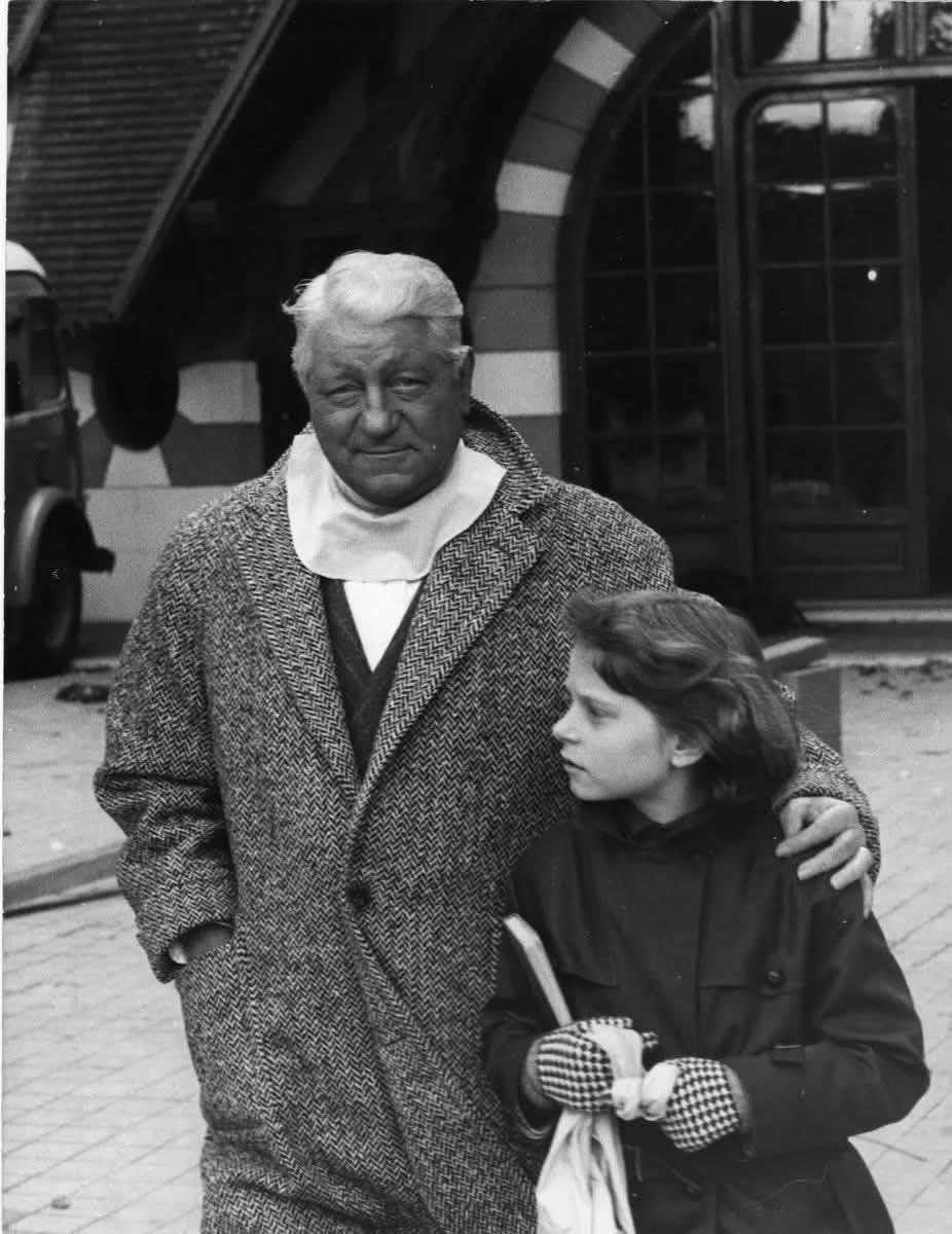 veritebeaute's tweet photo. 🌹✒️ Beau texte lu par Jean Gabin !
 
Quand j'étais gosse, haut comme trois pommes
J'parlais bien fort pour être un homme
J'disais : je sais, je sais, je sais, je sais
C'était l'début, c'était l'printemps
Mais quand j'ai eu mes dix-huit ans
J'ai dit : je sais, ça y est, cette fois, je sais
Et aujourd'hui, les jours où je m'retourne
J'regarde la Terre où j'ai quand même fait les cent pas
Et je n'sais toujours pas comment elle tourne !
Vers vingt-cinq ans, j'savais tout : l'amour, les roses, la vie, les sous
Tiens oui l'amour ! J'en avais fait tout l'tour !
Mais heureusement, comme les copains, j'avais pas mangé tout mon pain :
Au milieu de ma vie, j'ai encore appris.
C'que j'ai appris, ça tient en trois, quatre mots :
Le jour où quelqu'un vous aime, il fait très beau
J'peux pas mieux dire : il fait très beau !
C'est encore ce qui m'étonne dans la vie
Moi qui suis à l'automne de ma vie
On oublie tant de soirs de tristesse
Mais jamais un matin de tendresse !
Toute ma jeunesse, j'ai voulu dire "je sais"
Seulement, plus je cherchais, et puis moins j'savais
Il y a soixante coups qui ont sonné à l'horloge
J'suis encore à ma fenêtre, je regarde, et j'm'interroge :
Maintenant je sais, je sais qu'on n'sait jamais !
La vie, l'amour, l'argent, les amis et les roses
On n'sait jamais le bruit ni la couleur des choses
C'est tout c'que j'sais ! Mais ça, j'le sais !

Paroles: Jean-Loup Dabadie
Musique: Philip Green  (1974)

📷 Jean Gabin et sa fille Florence.
