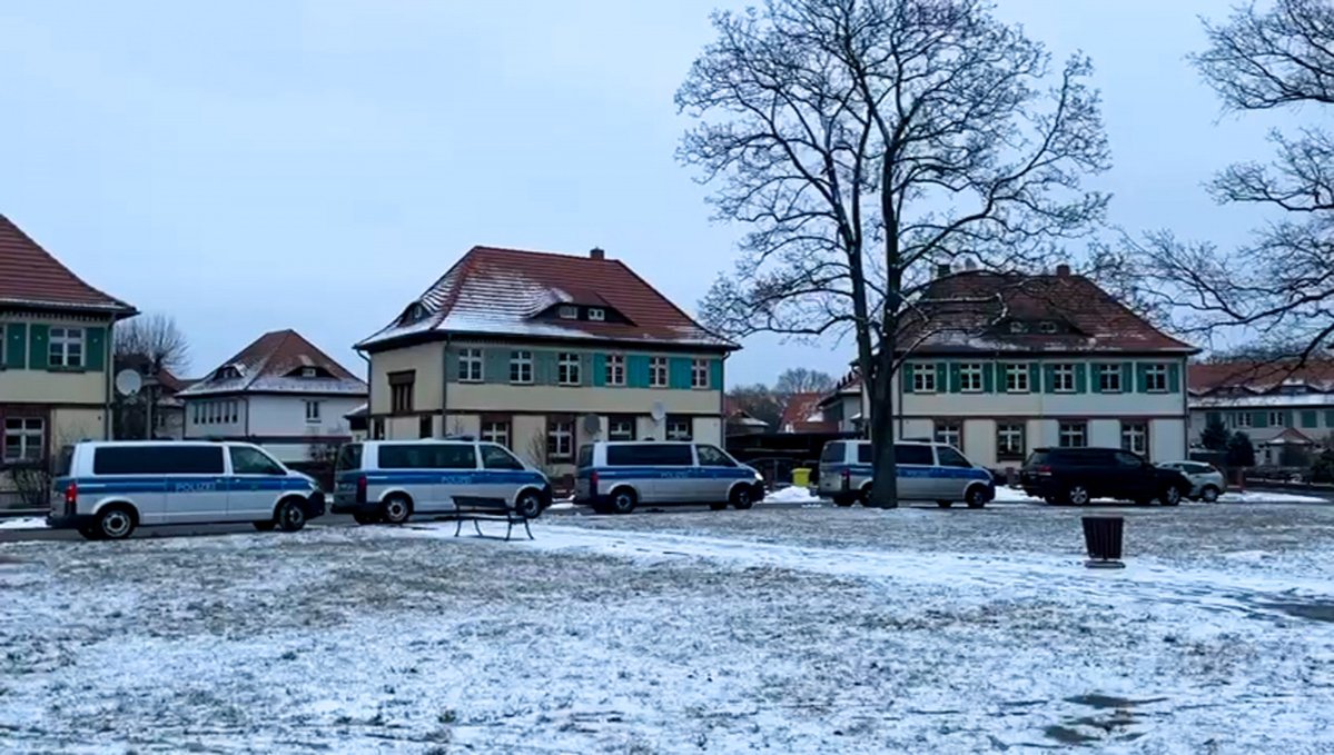 Neuer Beitrag online!
SEK-Einsatz in Lauta! - Gegen Mann (64) liegen schwerer Verstöße gegen das Waffengesetzt und Verdacht des Besitzes explosionsgefährlicher Stoffe vor - Polizei hat Tür aufgesprengt! 
In den frühen Donnerstagmorgenstunden kam es in L...
blaulichtreport-lausitz.de/sek-einsatz-in…