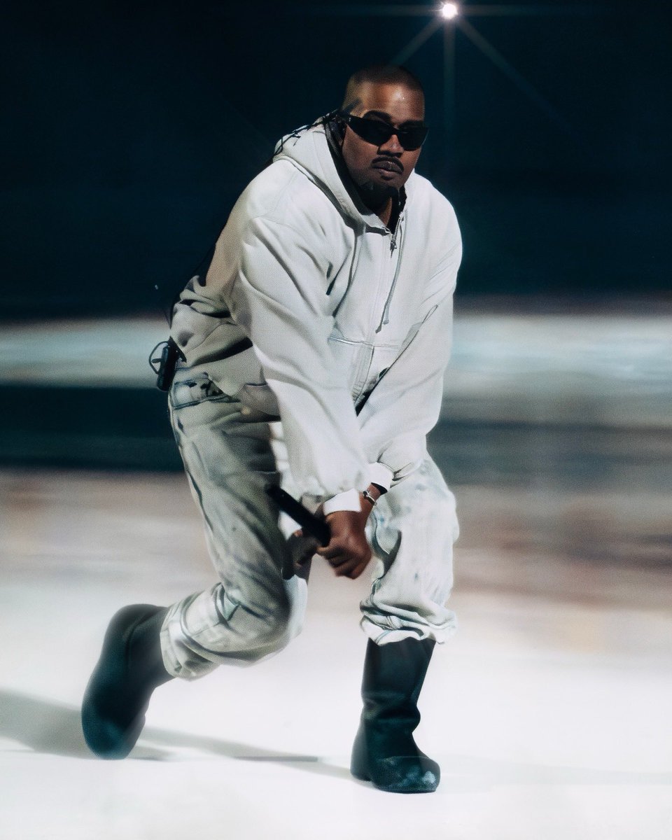 ComplexMusic's tweet photo. Ye takes Mexico City 🇲🇽

(📸 jm.edia/IG) https://t.co/HJg6jnpXux
