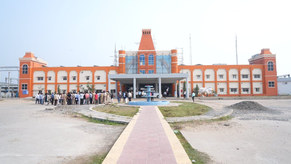 amaravatinews24's tweet image. 𝐌𝐚𝐜𝐡𝐢𝐥𝐢𝐩𝐚𝐭𝐧𝐚𝐦 (𝐀𝐦𝐫𝐢𝐭) 𝐒𝐭𝐚𝐭𝐢𝐨𝐧 works

Inspected by South Central Railway General Manager

#AndhraPradesh #Machilipatnam