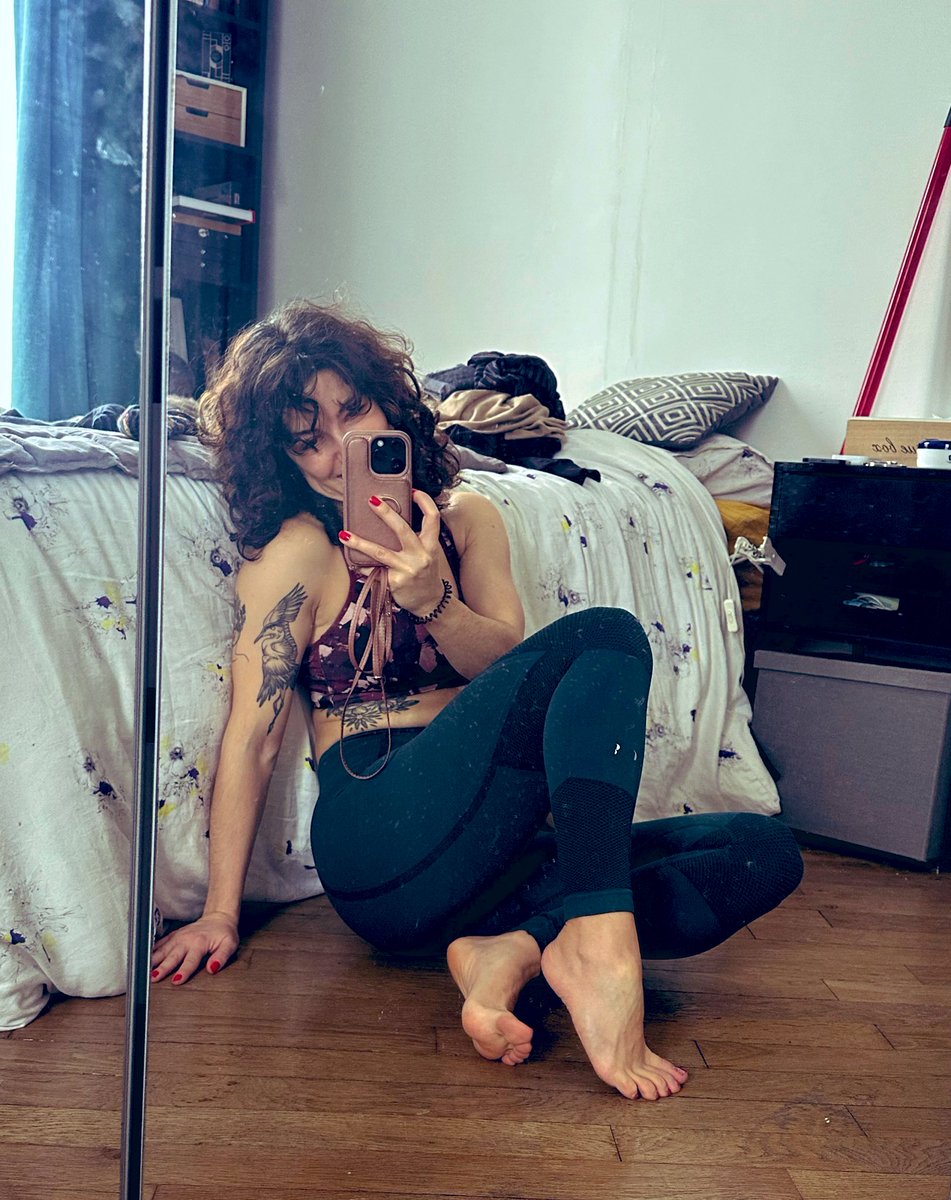 FeetDreamPetite's tweet image. Mes petons vous souhaitent un bon samedi ! 
#samedi #feet #legging