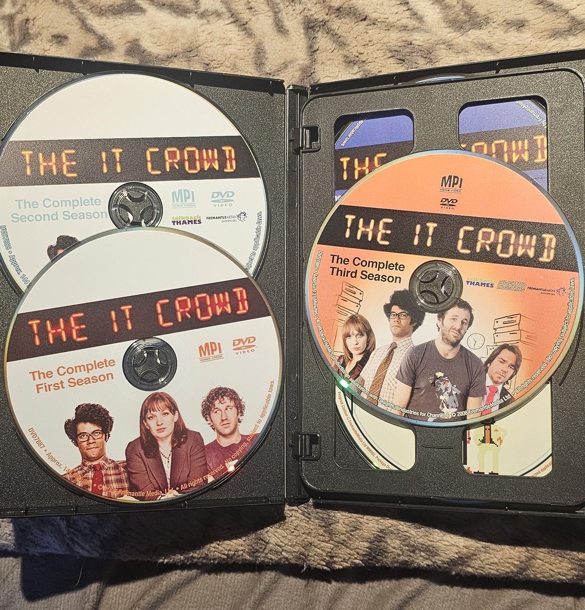 b_leneski's tweet photo. My favorite British sitcom ever The IT Crowd, like I can't it's to funny and besides I really wanted it☺️ and also my favorite character in the show is Maurice Moss he is so cute
#TheITCrowd #RichardAyoade https://t.co/lAodXgXPcR
