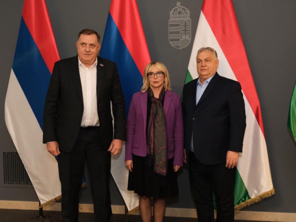 🇷🇸 Санкције Вашингтона према Милораду Додику повучене су прије пола године. Од тада је имао службену посјету Израелу, данас је у Мађарскаој, а у понедјељак путује у Сједињене Америчке Државе на молитвени доручак.

Истовремено, Аустрија и даље држи санкције.

Када кључни глобални