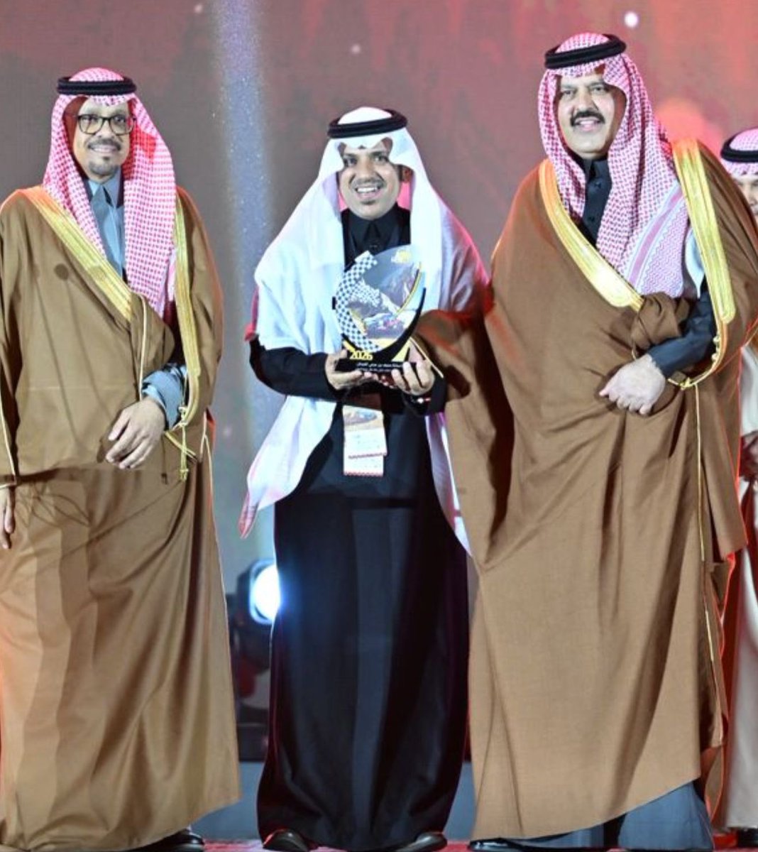 🔴كرم سمو أمير منطقة حائل رئيس مجلس  هيئة تطوير حائل في الحفل الختام لرالي حائل رئيس الإحتفالات الرسمية لرالي باها حائل تويوتا الدولي 2026  ورئيس تحرير عين الحقيقة الزميل الأستاذ / منيف بن مرعي الفرحان على جهوده المبذولة في إنجاح الرالي #صحيفة_عين_الحقيقة