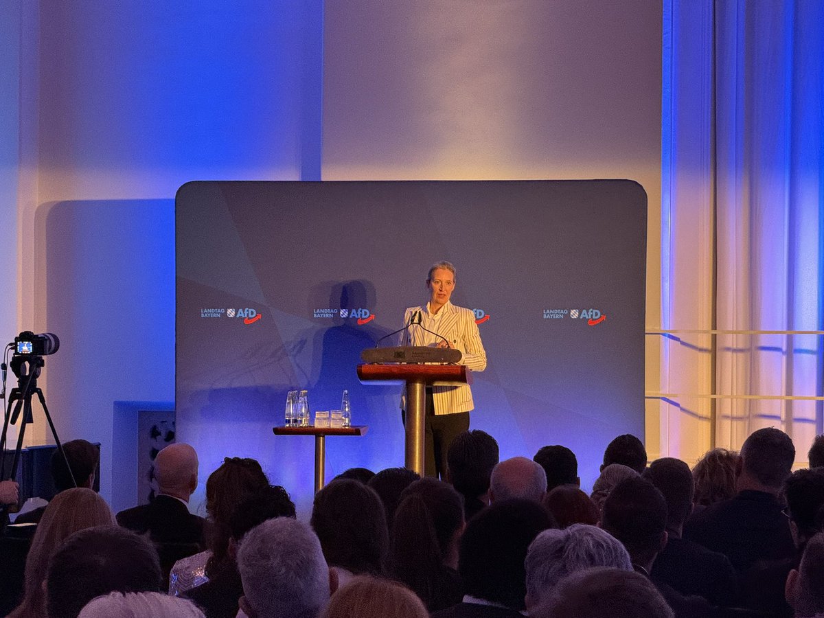 WolfgangSchuett's tweet photo. Stimmungsvolle Gesangsklänge beim Neujahrsempfang der Landtagsfraktion der AfD-Bayern.

Barbara Winter, Sopranistin aus München, wunderschön im engen Abendkleid, beglückte die Augen, Ohren und Herzen der versammelten Gäste. 

Schade, daß die Ko-Bundesvorsitzende Alice Weidel schon frühzeitig wegmußte und so Barbara Winter nicht zusehen konnte. Da hat sie wirklich etwas verpaßt.

Wer die Sopranistin Barbara Winter buchen will, hier ihre Netzseite: https://t.co/ASePqYQRh6

@AfD_Bayern_LT
