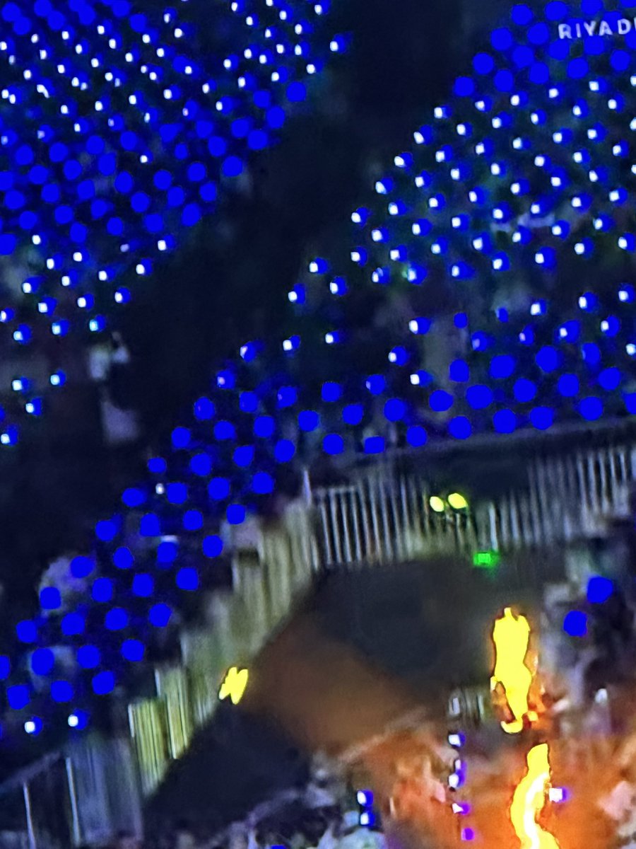 abe112983's tweet photo. Now please miss me with the “it’s packed” bullshit from 2 manipulated pics. Anyone can delineate people from not people #WheredTheyGo #MagicPeople #WWERoyalRumble https://t.co/wG2FwO2RHC