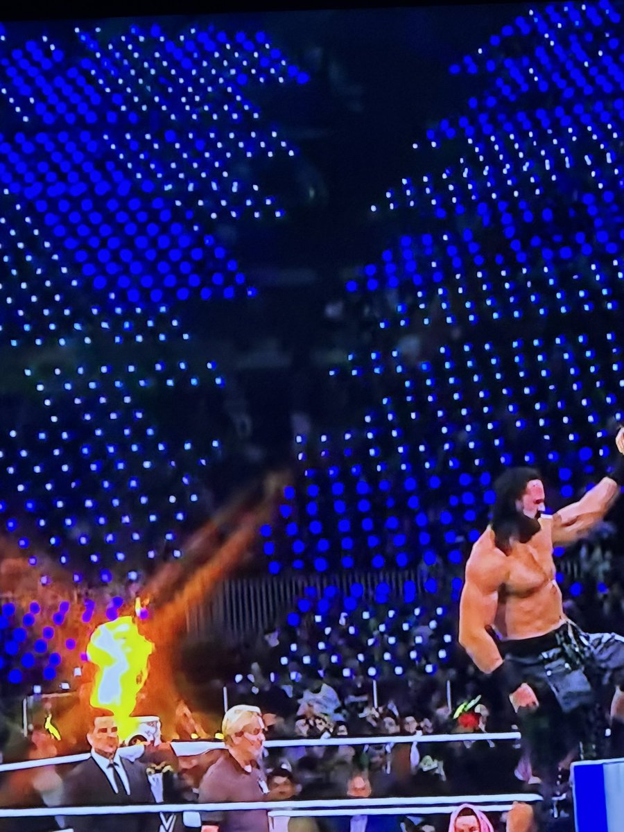 abe112983's tweet photo. Now please miss me with the “it’s packed” bullshit from 2 manipulated pics. Anyone can delineate people from not people #WheredTheyGo #MagicPeople #WWERoyalRumble https://t.co/wG2FwO2RHC