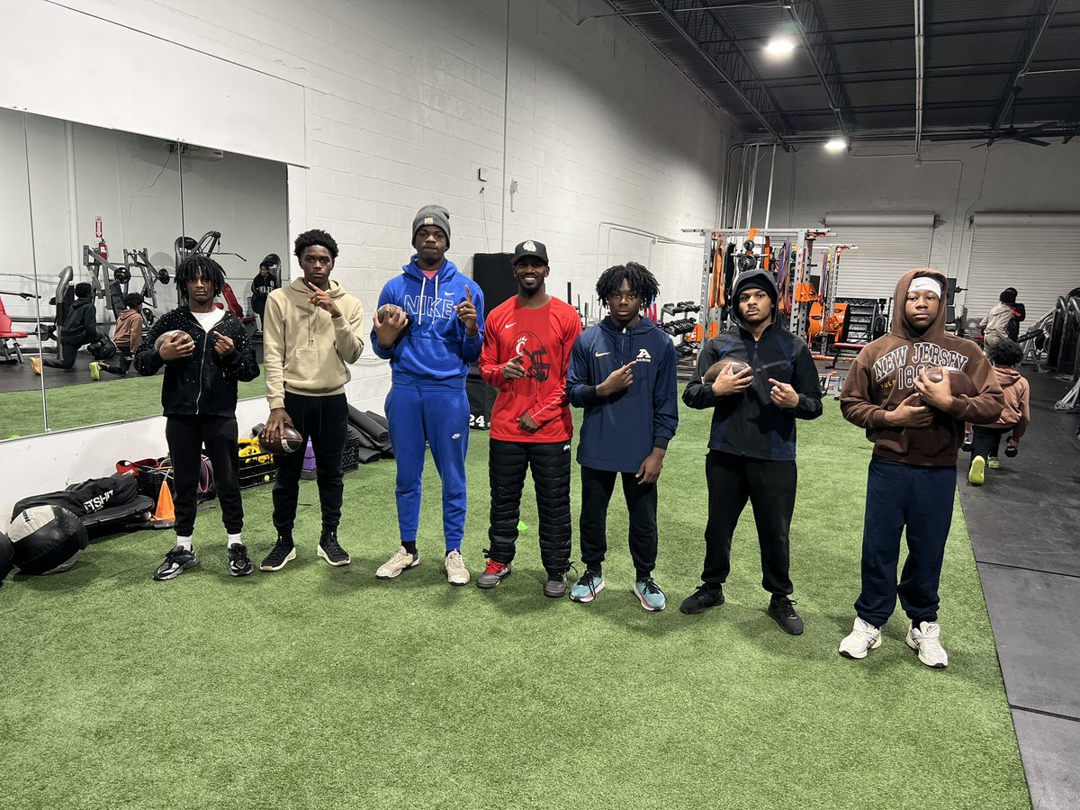 CoachStro84's tweet photo. Catching Session on a snow day‼️ #StroLab #Routerunning #widereceivertraining https://t.co/1XHCLhMnMu
