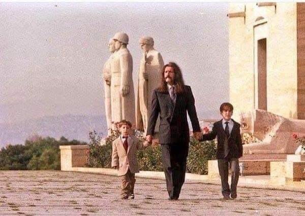 KarabeyBasaran's tweet photo. 7'den 77'ye herkesin gönlünde taht kuran, müzisyen, aydın, sanatçı, kültür elçisi ve güzel Ülkemin Barış abisi. Türk insanına ve müziğine kattıkların için teşekkürler "Yeleli Bozkurt". Fotoğrafda ki asalet yorumsuz.
Vefatının 27.yılında rahmet ve minnetle anıyorum...
#BarışManço https://t.co/vCbYuLW8zJ