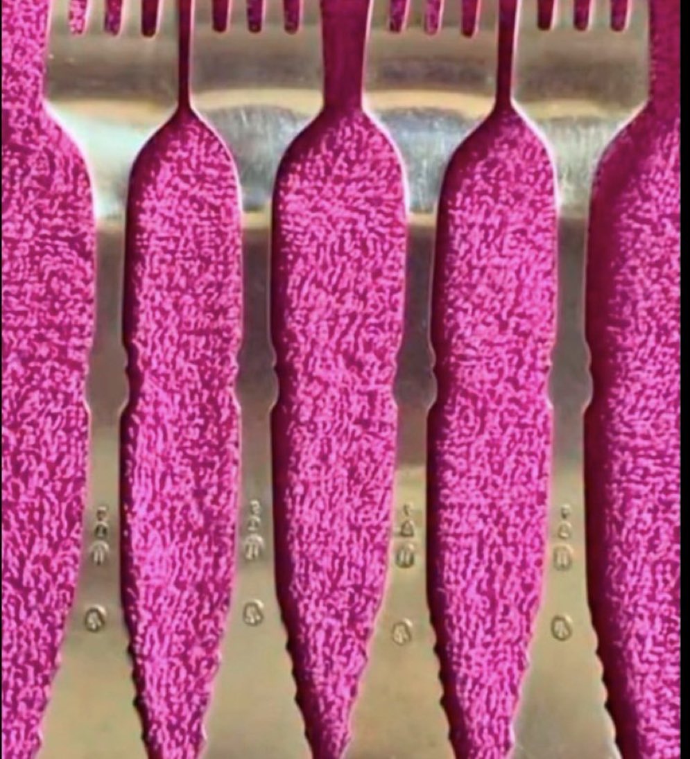Wtf das Bild hat mein Gehirn zerstört. Was seht ihr? Pinkes irgendwas oder Gabeln?

Ich schwöre ich konnte die Gabeln nicht sehen bis mein Gehirn umgeswicht hat und jetzt checke ich das Pinke nicht mehr. 😵‍💫