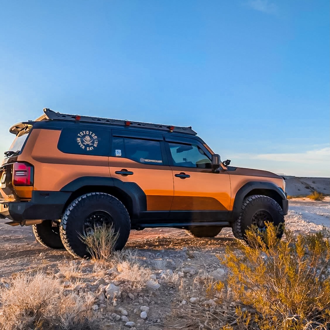 offroadium's tweet photo. Proper mods make the new Land Cruiser 250 truly unstoppable. This striking Copper Gold wrap SEMA build proves it with a set of 37" tires, Black Rhino wheels, Dobinsons lift, DV8 Offroad armor and other goodies.
https://t.co/uxPtl4TnPY

#landcruiser250 #offroad https://t.co/SvBKl0aqLi