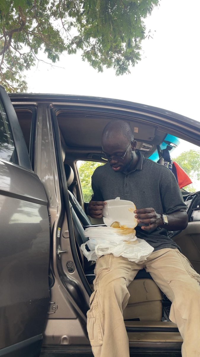 bashiru_bance's tweet image. My brother my brother @dy_henaku thank God you ate earlier on, you saw it coming,right? Walahi you and Ken go wear one trouser 👖 for here 😂😂😂😂😂