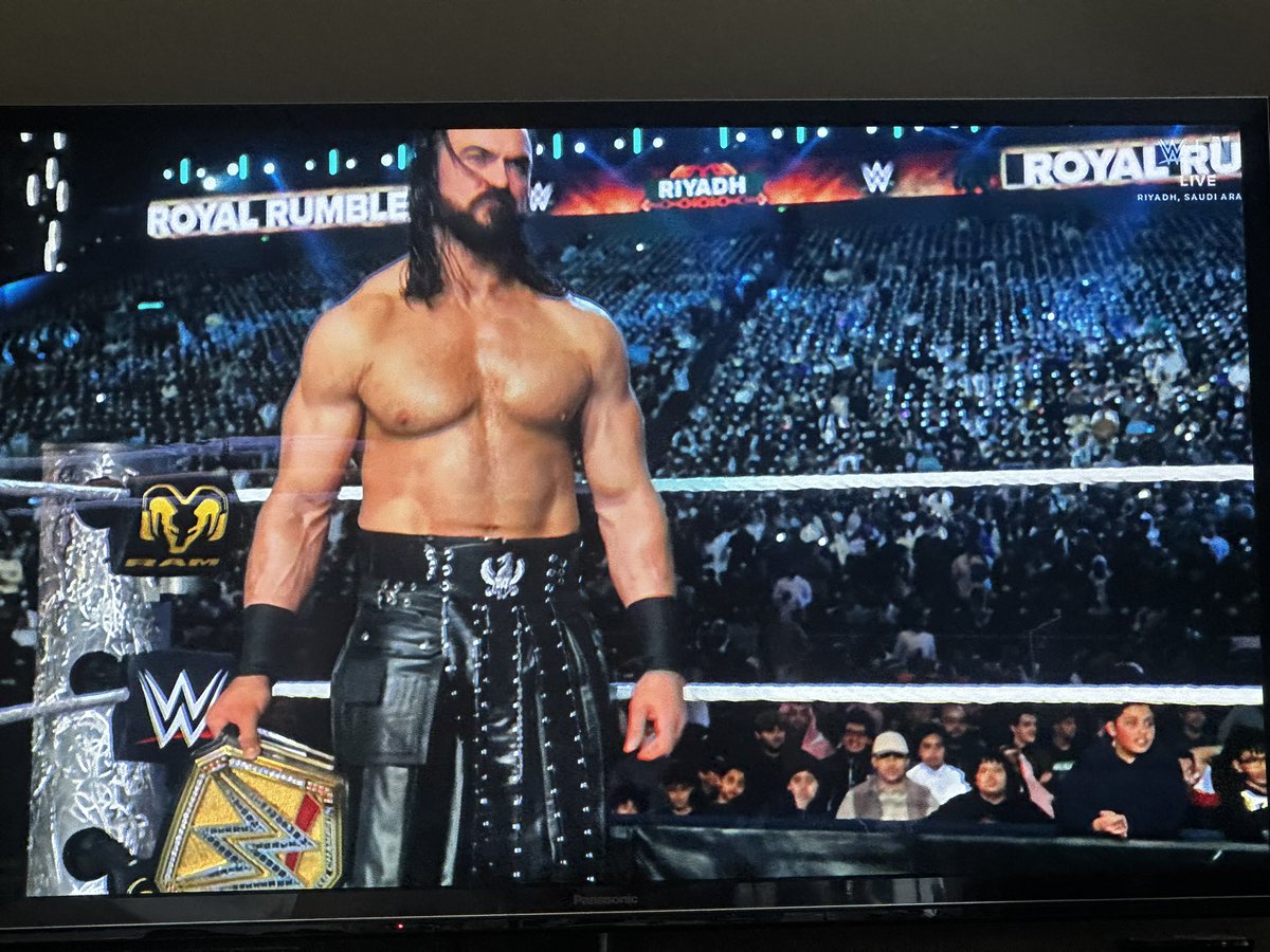 Leo32057's tweet photo. In my entire life of watching @WWE I’ve never seen the royal rumble so empty, this is sad and this is where we had aj last match this is sad just look how empty it is you can see where people and where the seats are empty smh #RoyalRumbleMatch #wweroyalrumblelive #wwe https://t.co/5UGIbkgT0q