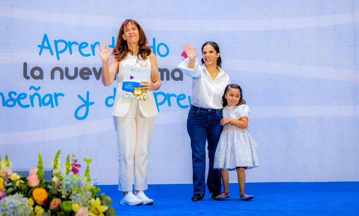 La Primera Dama, Gabriela de Bukele, presentó el nuevo Currículo Nacional de Primera Infancia, una transformación educativa que coloca a la niñez en el centro de las políticas públicas, a través de un modelo moderno basado en el juego y el aprendizaje activo. 👧👦