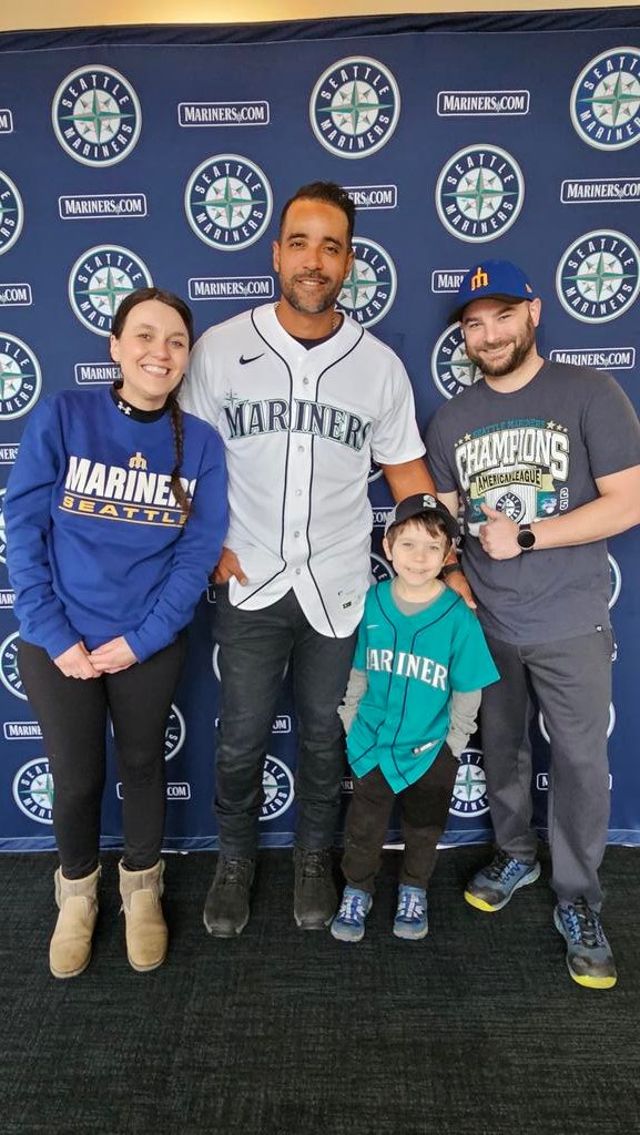 KBullock8's tweet photo. #marinerfanfest was a success today. We ended up with 2 getting pictures with Former @Mariners Franklin Gutierrez @PapaGuti and throw in the bullpen :) https://t.co/b1RJYornAv