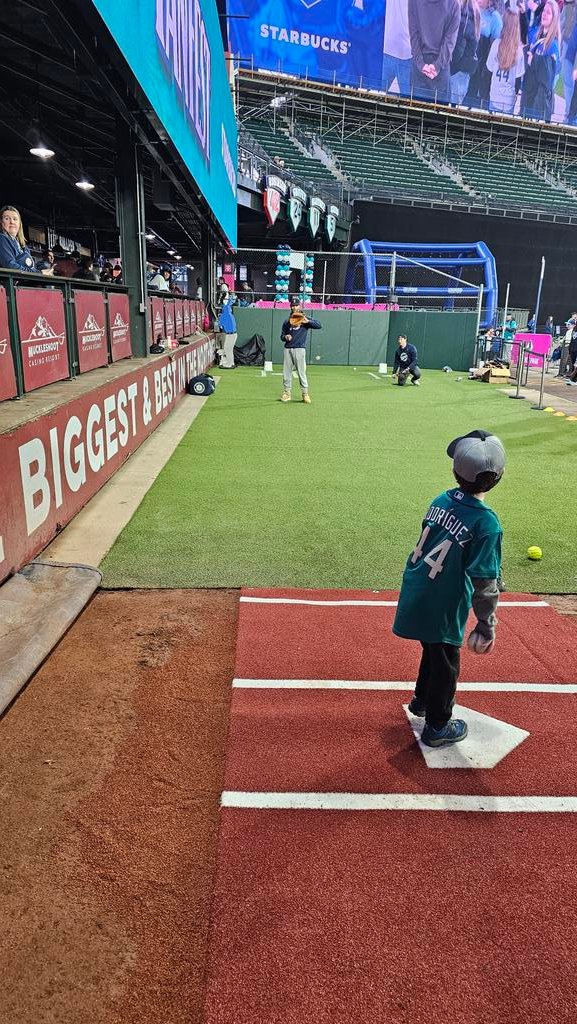 KBullock8's tweet photo. #marinerfanfest was a success today. We ended up with 2 getting pictures with Former @Mariners Franklin Gutierrez @PapaGuti and throw in the bullpen :) https://t.co/b1RJYornAv