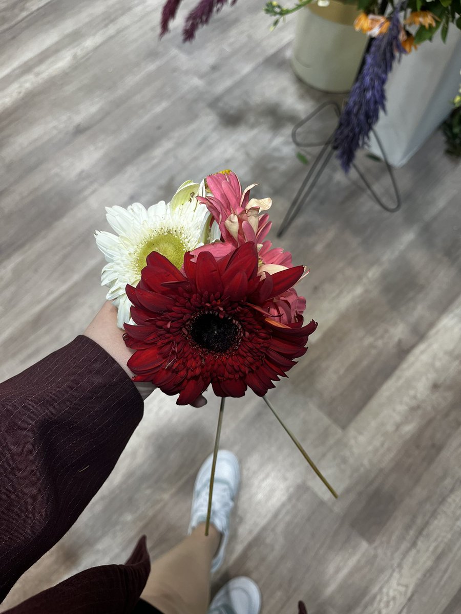 ebru_cln's tweet photo. 💐💫 https://t.co/U4xYg9M465