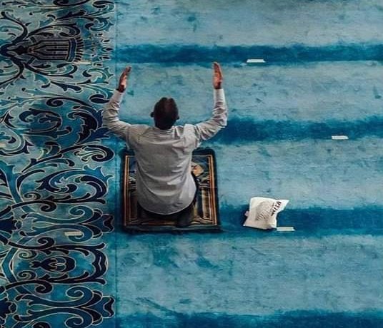 "رفَعتُ للهِ في الآفاقِ أُمنِيةً
حاشاهُ يحرِمُ قلبي ما تمنّاهُ
سأُحسِنُ الظنَّ مهما طالَ بي أملي
كم مُستحيلٍ بحُسنِ الظنِّ نِلناهُ"