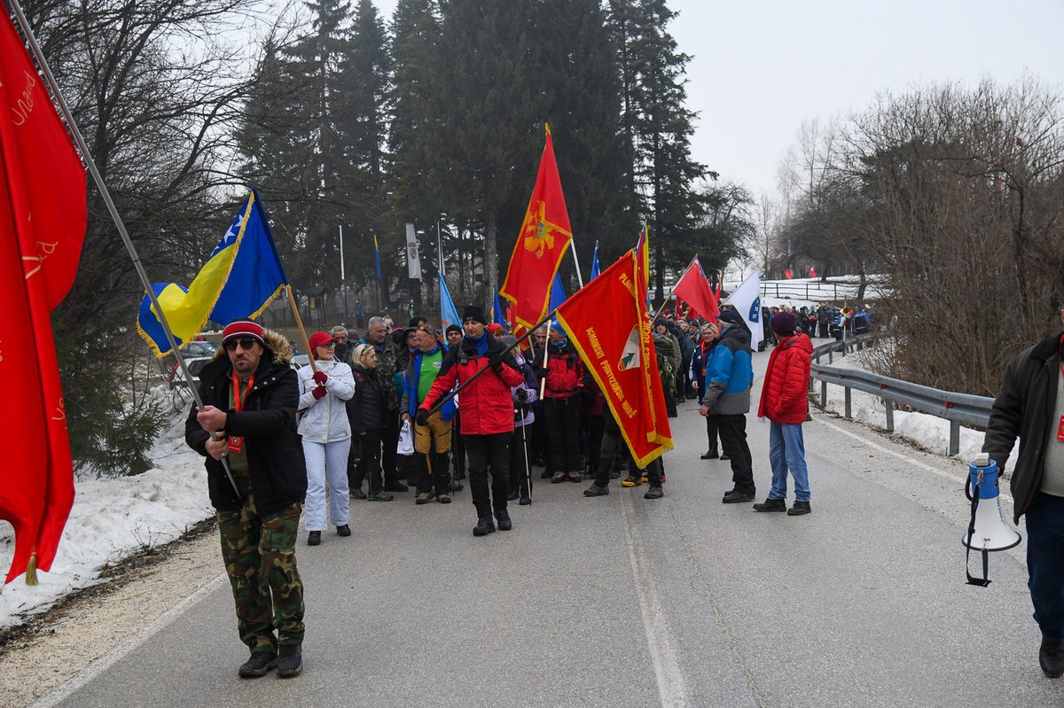 koldo_tellitu's tweet photo. Gaur egin den beste mobilizazio antifaxista eta komunista handia: Igmanski marš, partisanoen balentriarik handienetako baten oroimenez.
Ikus daitekeenez, komunista jugoslaviarrek ez dute inolako arazorik bandera desberdinak eramateko. Bideoa Bogdan Tanjević mitikoarena da https://t.co/NigytmT9vn
