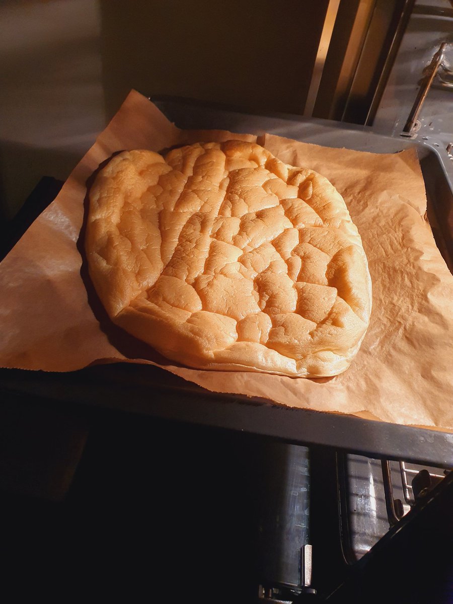 devoter_mann's tweet image. Habe versucht, mir ein Kissen zu backen 😅 Eine riesige, goldene Wolke aus purem Fluff! ☁️✨ Der perfekte Betthüpfler.

#Betthüpfler #CloudBread #Fluffig