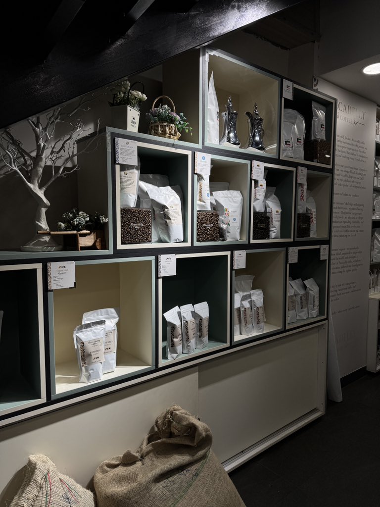 عاد للماضي الجميل اللي رحل فالعين صوره 
وعاد قلبي مانسى ضحك الوجيه اللي صدفها