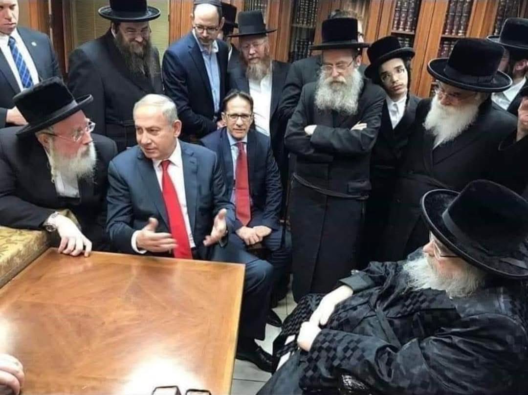 הליכוד ממשיך להסית נגד מערכת אכיפת החוק - אבל הפעם הוא עושה זאת מן המקפצה, מלשכת ראש הממשלה - ובהודעת דובר רשמית ששיחרר לחלל האוויר.  

״בימים אלה אנו עדים למסע ציד לא חוקי ומכוון שמטרתו אחת – הפלת ממשלת הימין על ידי הדיפ סטייט הישראלי ועושי דבריו בפרקליטות, במשרד היועמ"ש