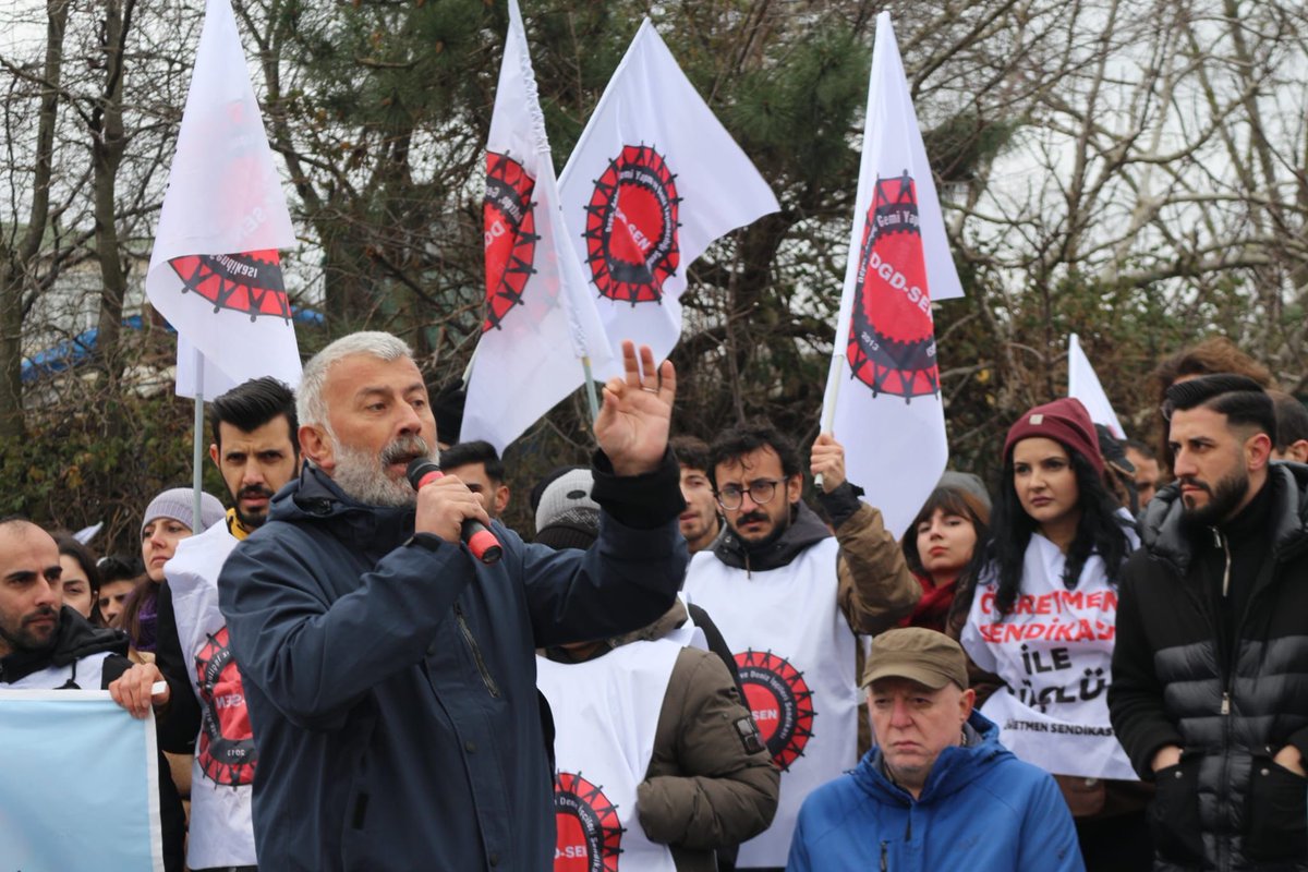 umutsendikasi_'s tweet photo. Örgütlenme Koordinatörümüz Başaran Aksu hakkında mevcutlu kararı verildi!

DGD-SEN öncülüğünde Özilhan’ın evinin önünden 100 Migros depo işçisiyle gözaltına alınan yoldaşımız holdinglerin talimatıyla serbest bırakılmıyor.

Bir milim dahi eğilmeyeceğiz, and olsun holdingleri ezeceğiz!
#GaspçıMigros
#100MigrosİşçisiGözaltında