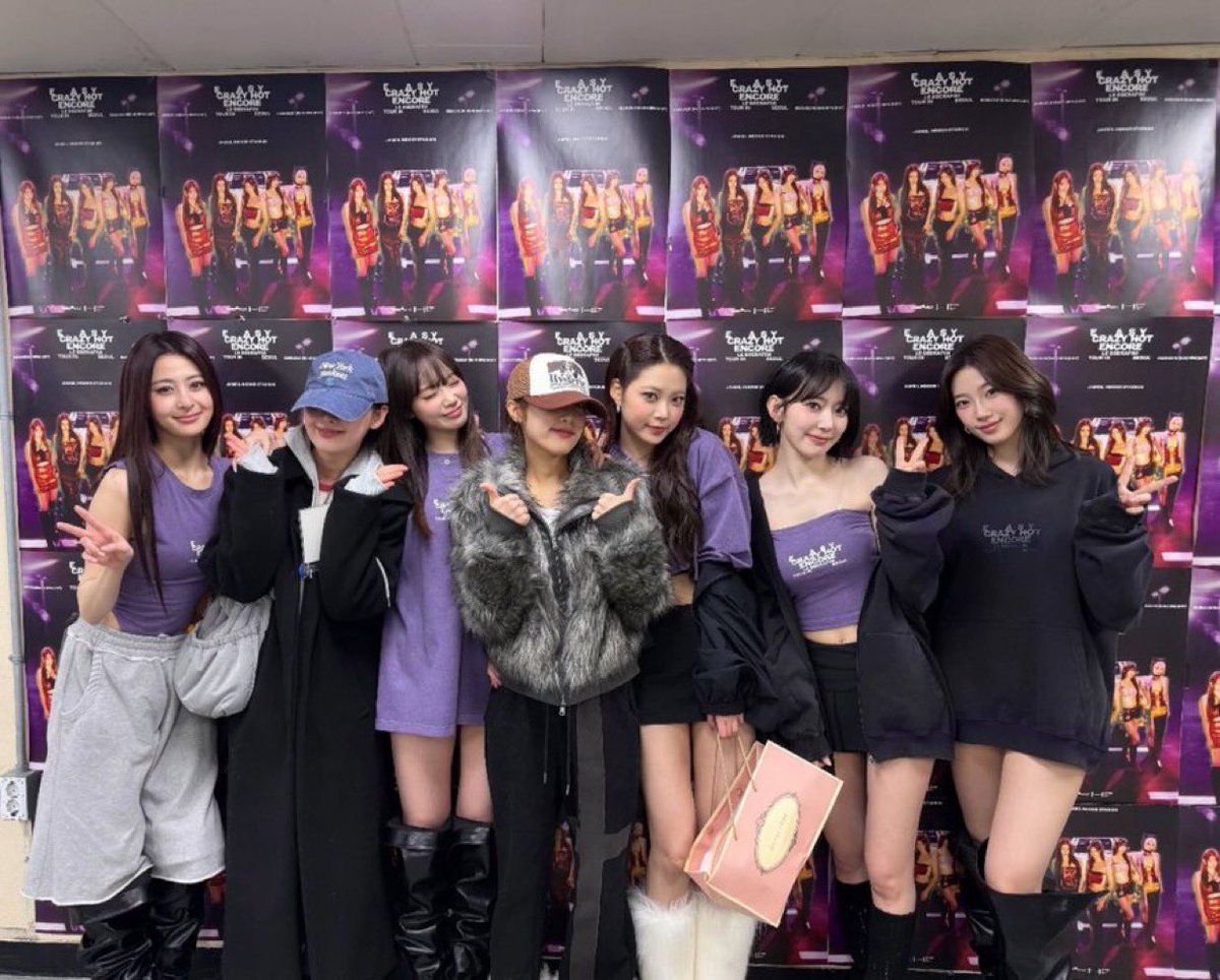 LESSERAFIM_FR's tweet photo. ( 🫂 ) INTERACTION – 31.01.26 

Choi Yena (@IZONE_FRANCE) a assisté à 'EASY CRAZY HOT' ENCORE de LE SSERAFIM à SEOUL D-1 🩷

› 🐥
@le_sserafim @IM_LESSERAFIM
#르세라핌 #LE_SSERAFIM https://t.co/yzjfsaTzo0