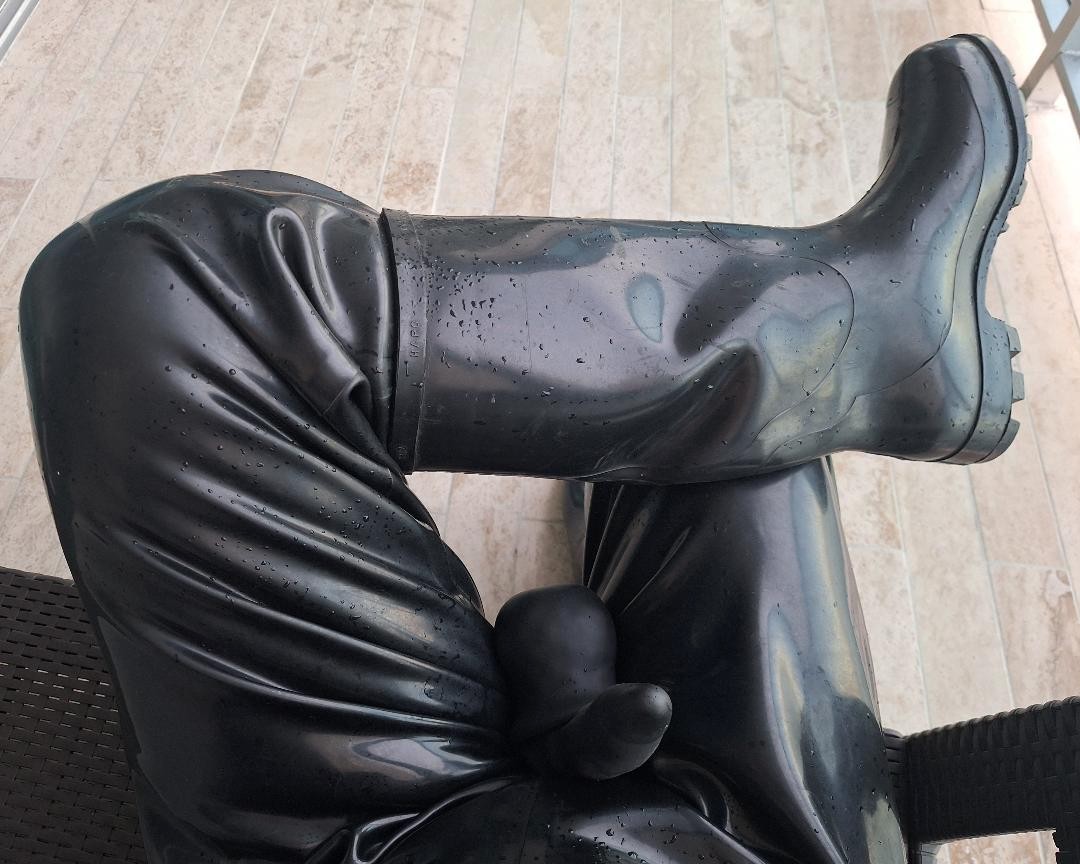 Heavy latex with my Cruz all rubber boots