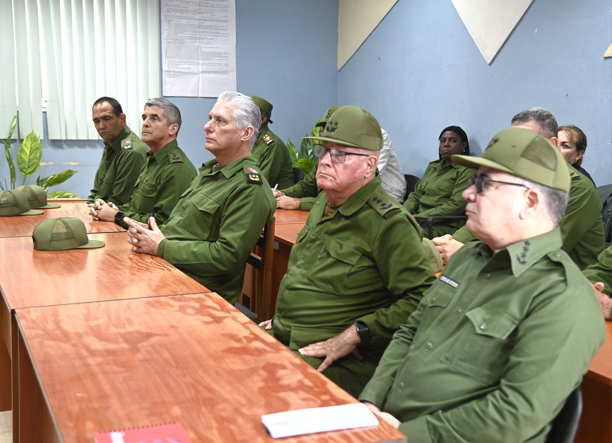 🫡| El Primer Secretario del Comité Central del Partido Comunista de #Cuba y Presidente de la República estuvo acompañado por los miembros del Buró Político y generales de Cuerpo de Ejército, Álvaro López Miera y Lázaro Alberto Álvarez Casas, ministros de <a href="/MinfarC/">Minfar_Cuba</a> y el Minint.
